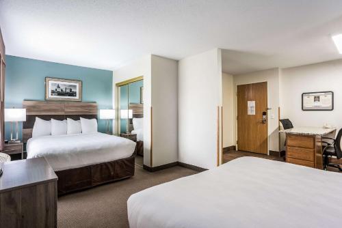 Tempat tidur dalam kamar di MainStay Suites Cedar Rapids North - Marion