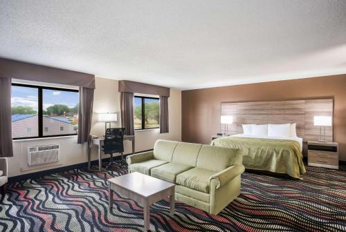 Postel nebo postele na pokoji v ubytování Quality Inn Cedar Rapids South
