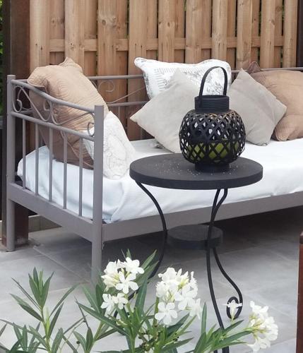 - un lit et une table avec une bouilloire dans l'établissement LAMATHYE, à Aramon