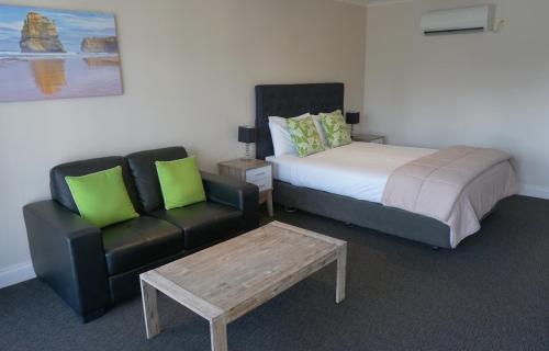 Cama o camas de una habitación en Ashmont Motel and Apartments