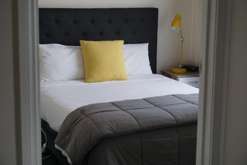 Cama o camas de una habitación en Ashmont Motel and Apartments