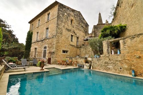 uma grande piscina em frente a um edifício em Le Posterlon em Caumont-sur-Durance