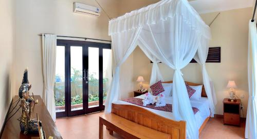 Una cama o camas en una habitación de Kartika Dahayu Private Pool Villas