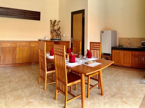 Una cocina o cocineta en Kartika Dahayu Private Pool Villas