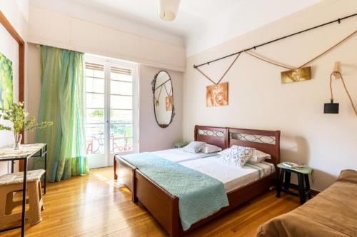 een slaapkamer met een bed en een groot raam bij Beautiful appartment under Akropolis! in Athene