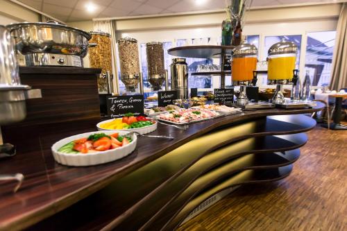 ein Buffet mit Speisen auf einer Theke in einem Restaurant in der Unterkunft Hotel Speyer am Technik Museum in Speyer