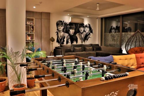 uma sala de estar com um grande tabuleiro de xadrez em The Blue Jay Hostel - Dorms & Rooms em Rishikesh