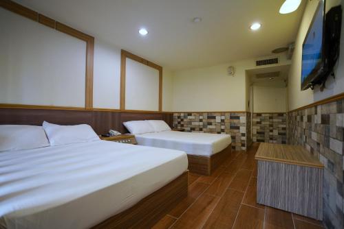 Säng eller sängar i ett rum på Wun Sun Hotel