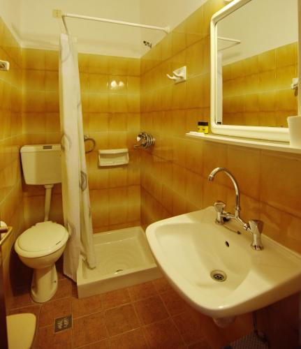 Un baño de Haravgi Hotel