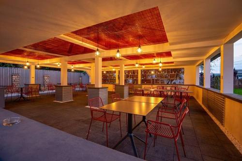 un patio con tavoli, sedie e un bar di Hotel Castel a Sfântu-Gheorghe