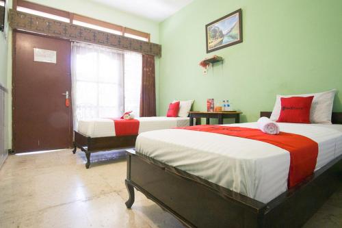 A bed or beds in a room at RedDoorz Syariah @ Jalan Gajah Mada