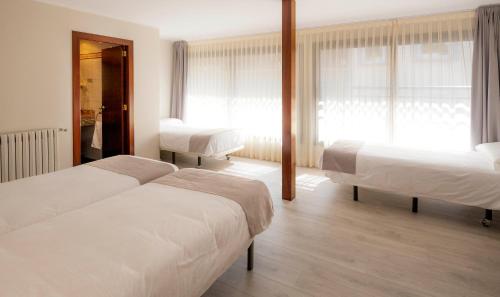  Tudel -  Room  picture :   Bath    Hairdryer    Free toiletries               