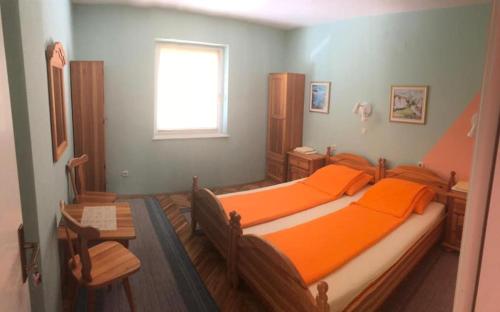 una camera con due letti e una finestra di Saraj Guest House a Kulen Vakuf