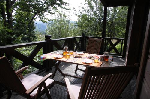 una mesa con comida y bebidas en una terraza en Ośrodek Wideta, en Wetlina