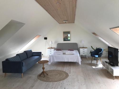 Brunbjerg Apartments في بيلوند: غرفة معيشة مع أريكة وطاولة