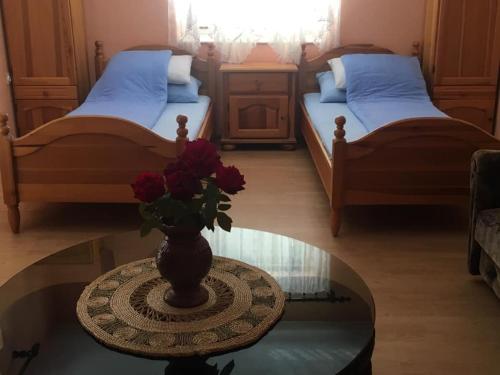 מיטה או מיטות בחדר ב-Saraj Guest House