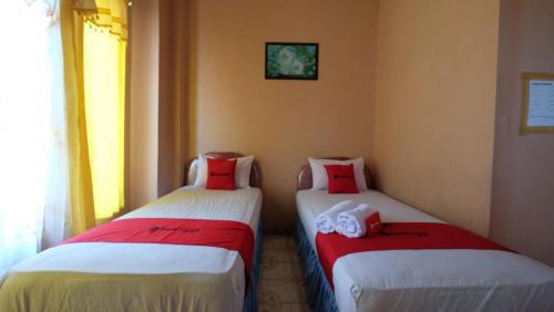Giường trong phòng chung tại RedDoorz near Mangrove Forest Kupang