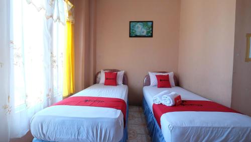 Giường trong phòng chung tại RedDoorz near Mangrove Forest Kupang