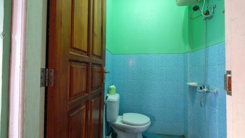 Phòng tắm tại RedDoorz near Mangrove Forest Kupang