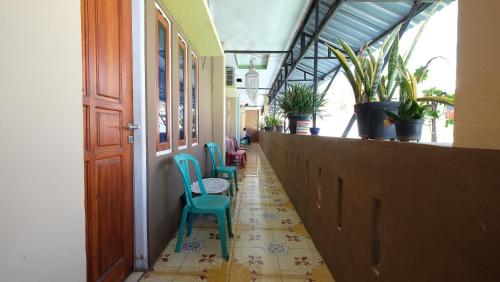 Khu vực ghế ngồi tại RedDoorz near Mangrove Forest Kupang