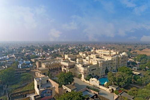 una vista aérea de una ciudad con edificios en Alsisar Mahal- Heritage Hotel, en Alsīsar