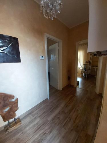 a living room with a chandelier and wooden floors at La Loggia Di Federico in Navelli