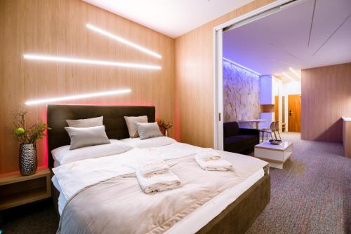 - une chambre avec un grand lit et des draps blancs dans l'établissement Apartment Luna Hrebienok C108, à Starý Smokovec
