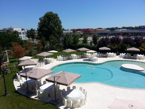 an overhead view of a swimming pool with umbrellas at Hotel Villa Michelangelo in Citta' Sant'Angelo