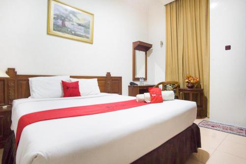 Un pat sau paturi într-o cameră la RedDoorz near Pantai Falajawa Ternate