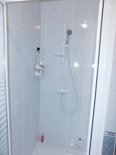 uma casa de banho com chuveiro e cabeça de chuveiro em Chambre du Hamel em Avroult