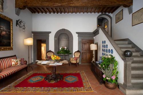 a living room with a couch and a table at Palazzo Malaspina B&B in Tavarnelle in Val di Pesa