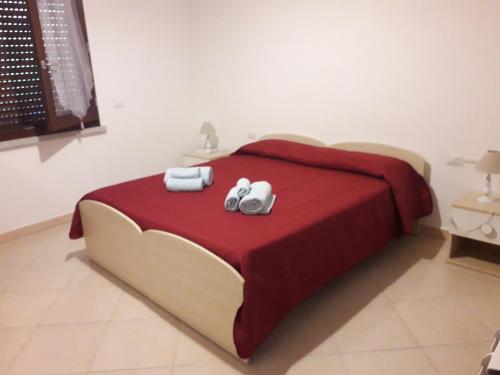 Una cama con dos toallas de regalo. en Le rondini, en Benetutti