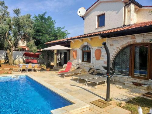 Bazén v ubytovaní Luxury Holiday Home with Private Pool alebo v jeho blízkosti