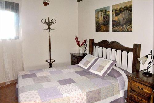 Casa rural LA DEHESA tesisinde bir odada yatak veya yataklar