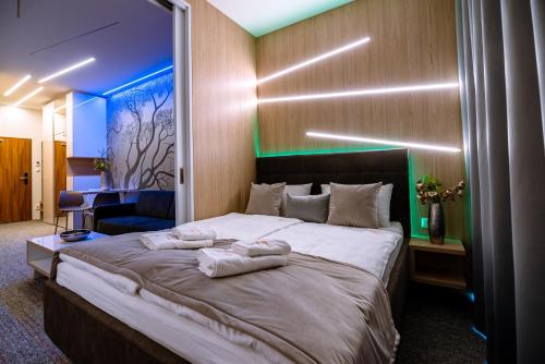 een slaapkamer met een groot bed en 2 handdoeken bij Apartment Luna Hrebienok D2 in Stary Smokovec