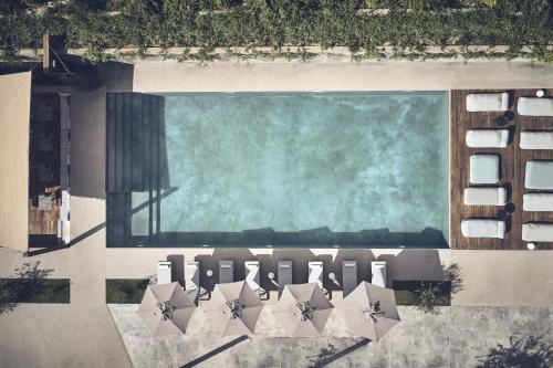 an overhead view of a swimming pool with umbrellas at Zante Maris Suites - Adults Only in Tsilivi