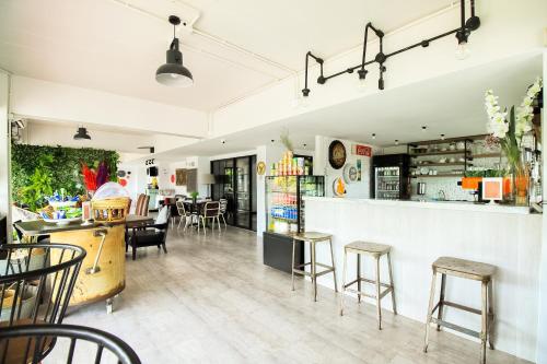 un restaurante con bar con taburetes en Super OYO 275 Kailub Capital O, en Lat Krabang