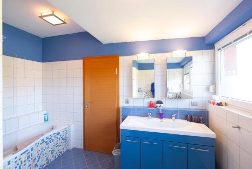 A bathroom at Apartments Apple Garden ****