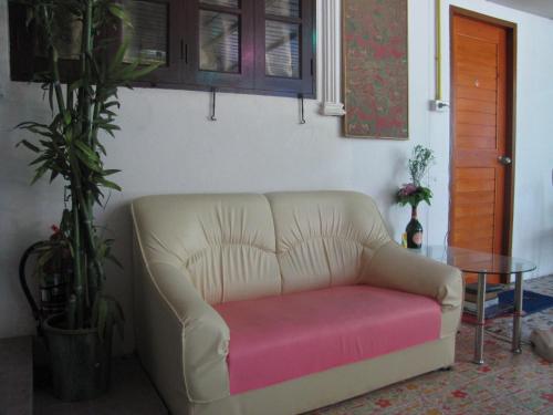 Ruang duduk di Hero Phuket