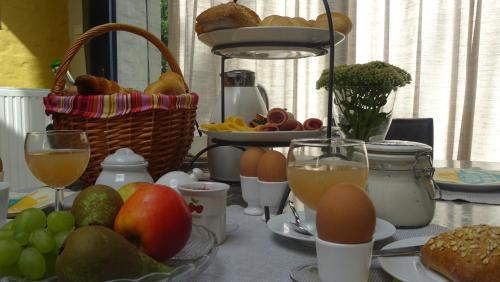 een tafel met eieren en brood en een fruitmand bij Stadshuisje 36 in Hasselt
