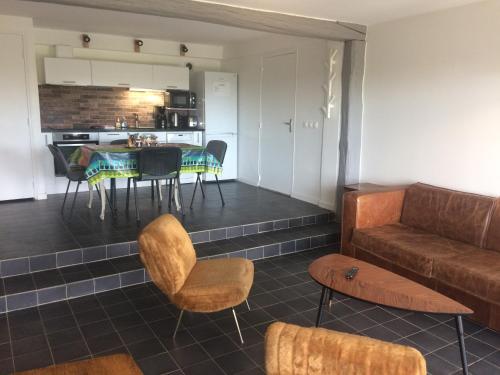 ein Wohnzimmer mit einem Sofa und einem Tisch in der Unterkunft Appartement avec grande terrasse pour 6 personnes in Athis-Mons