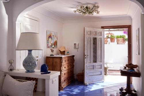 A bed or beds in a room at VILLA MARINA PICCOLA ai FARAGLIONI