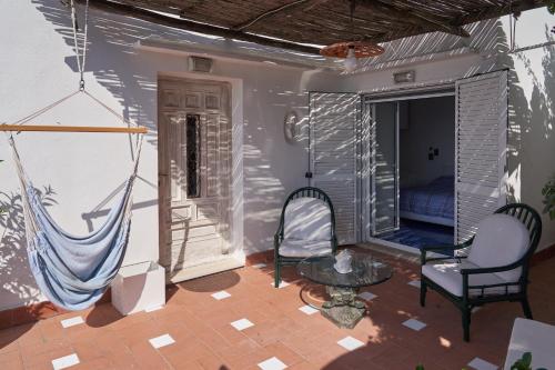 Balcone o terrazza di VILLA MARINA PICCOLA ai FARAGLIONI