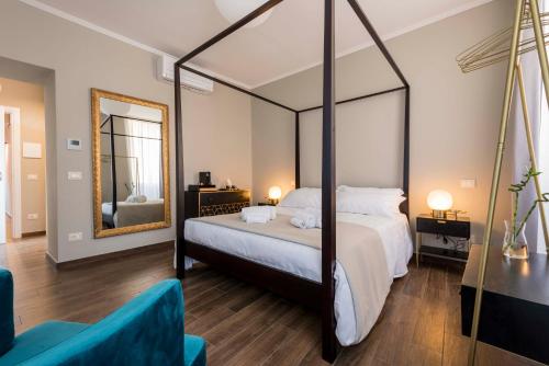 - une chambre avec un grand lit et un miroir dans l'établissement Guesthouse Vinoland, à Neive