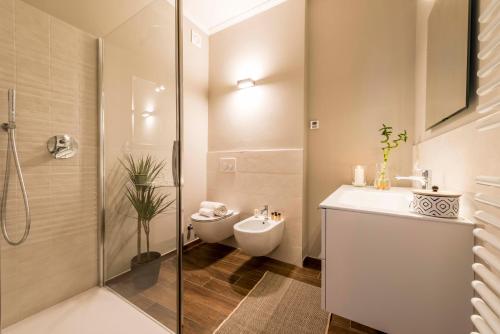 La salle de bains est pourvue d'une douche, d'un lavabo et de toilettes. dans l'établissement Guesthouse Vinoland, à Neive