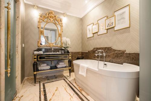 A bathroom at Bachleda Luxury Hotel Krakow MGallery Hotel Collection