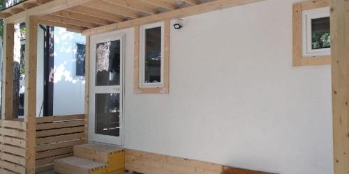 ein Haus, das mit Fenstern und Treppen gebaut wird in der Unterkunft Camping Borghetti in Ortona