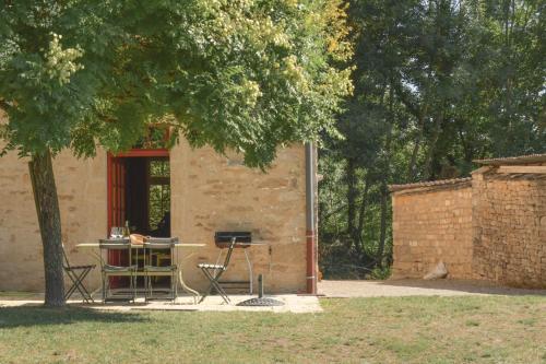 einen Tisch und Stühle vor einem Gebäude in der Unterkunft Maison de Blanche in Chaudenay-le-Château