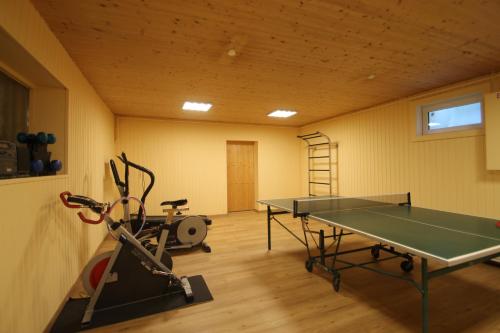 a room with a ping pong table and a treadmill at Seepension Neubacher KG in Nussdorf am Attersee