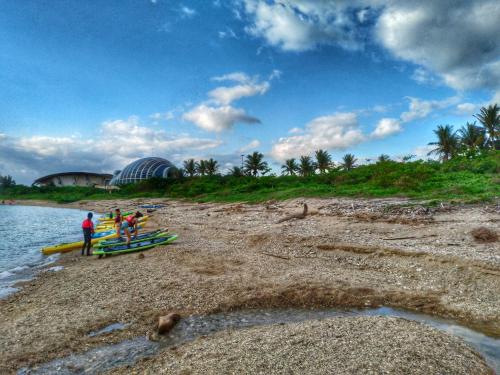 a group of people on a boat on a beach at Yue Ya Wan Homestay in Checheng